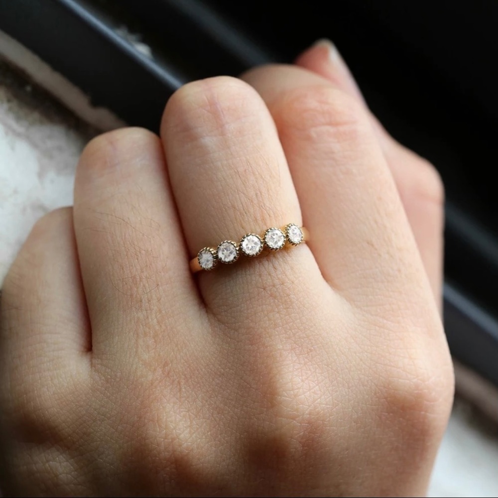 Cinq Crystaux Round Milgrain Bezel Set Gold Ring 7